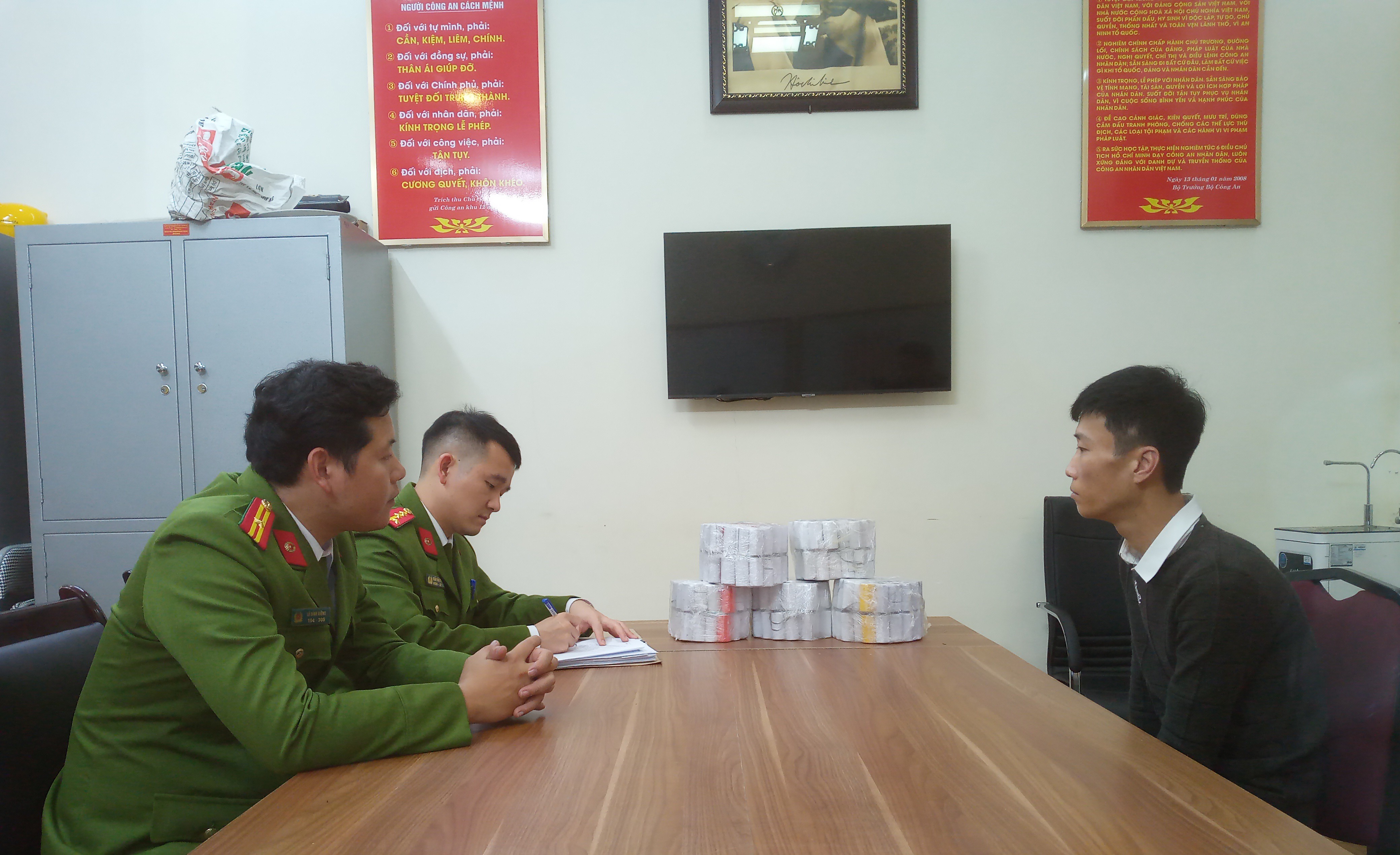 Công an quận Lê Chân: Tạm giữ hình sự đối tượng vận chuyển 5 băng pháo nổ